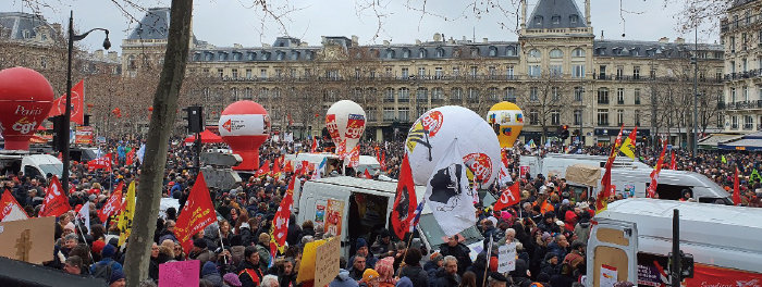 프랑스 정부의 연금개혁에 반대하는 노동조합들이 지난해 1월 19일 프랑스 파리 레퓌블리크 광장에서 시위에 나서고 있다. [파리=조은아 특파원]