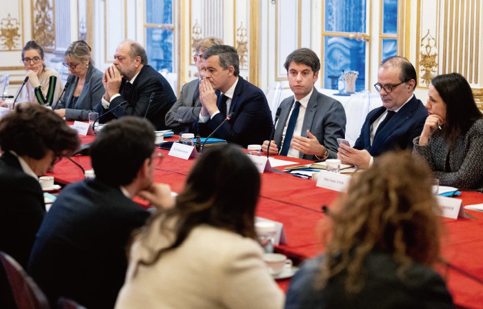 가브리엘 아탈 프랑스 총리(윗줄 오른쪽에서 세 번째)가 올해 1월 18일 내각 회의에서 장관들이 지켜보는 가운데 발언하고 있다. [가브리엘 아탈 프랑스 총리 X(옛 트위터) 캡처]