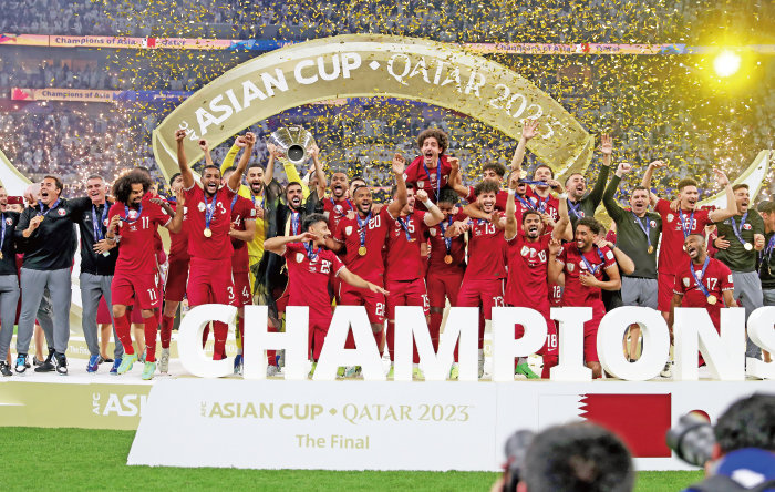 2월 11일 AFC 아시안컵에서 우승한 카타르 국가대표팀 선수들이 우승컵을 들어 올리고 있다. 카타르는 지난대회에 이어 2회 연속 아시안컵을 제패했다. [카타르 국제 미디어 사무국]