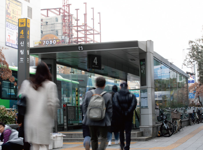 2월 2일 오전 9시 30분께 서울 지하철 2호선·신림선 신림역 4번 출구로 사람들이 이동하고 있다. [지호영 기자]