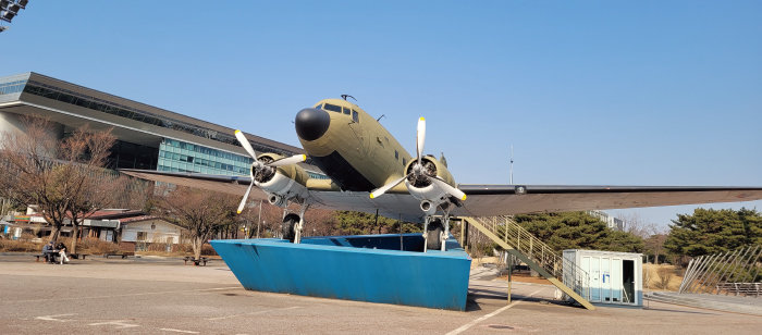 서울 여의도공원 한복판에 전시한 군용 수송기 C-47. [이광표]