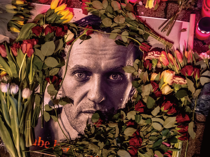 2월 17일(현지 시간) 독일 프랑크푸르트 러시아영사관 앞에 러시아 야권 지도자 알렉세이 나발니의 죽음을 애도하는 사진과 꽃이 놓여 있다. 나발니는 2월 16일 수감 중이던 러시아 최북단 시베리아 야말로네네츠 자치구 제3교도소에서 갑작스레 사망해 러시아인들에게 충격을 줬다. 그의 시신에서는 멍 자국과 심폐소생술(CPR)의 흔적이 발견된 것으로 알려졌다. [AP뉴시스]