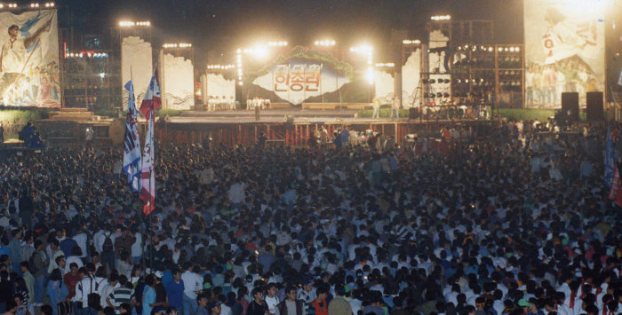 한국대학총학생회연합(한총련)이 출범식을 하루 앞둔 1993년 5월 27일, 서울 성북구 고려대에서 전야제 행사를 열었다. [동아DB]
