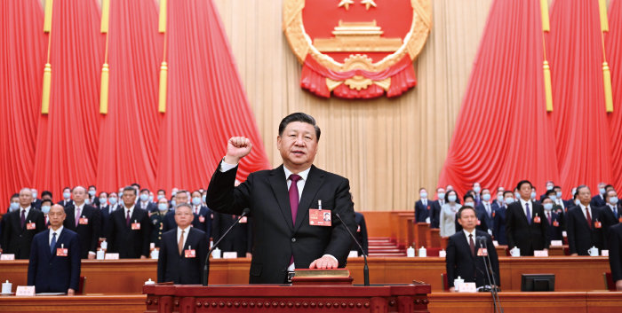 지난해 3월 중국 전국인민대표대회에서 3연임을 확정한 시진핑 국가주석(가운데)이 헌법에 한 손을 올려두고 선서하고 있다. [베이징=신화 뉴시스]