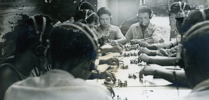 1945년 중국 시안에서 독수리 작전의 일환으로 무선 교신 훈련을 받고 있는 한국광복군 제2지대 대원들. [독립기념관]