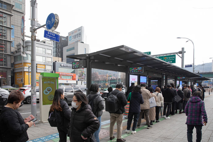 2‧5호선 사당역은 서울의 손꼽히는 교통 중심지로 유동인구가 상당하다. 사진은 환승센터에서 버스를 기다리는 사람들. [박해윤 기자]