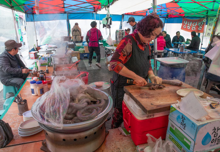 충북 음성군 음성읍 음성전통시장 한 포장마차에서 손님들이 식사를 하고 있다. [박해윤 기자]
