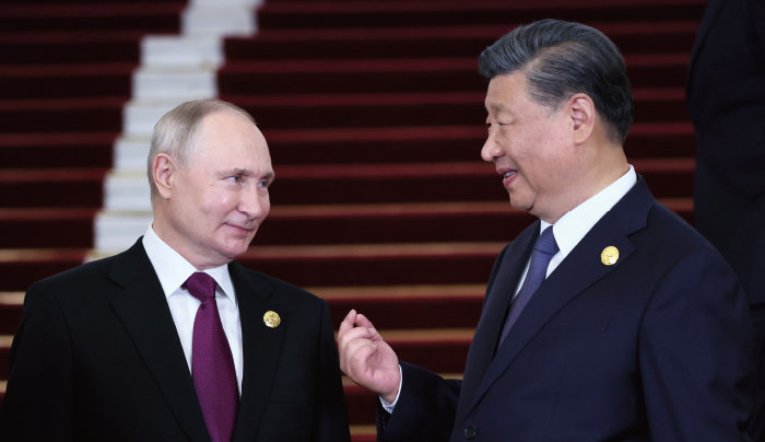 지난해 10월 17일 중국 베이징에서 열린 ‘일대일로 정상포럼’에서 시진핑 중국 국가주석(오른쪽)이 블라디미르 푸틴 러시아 대통령과 대화를 나누고 있다. [AP 뉴시스]