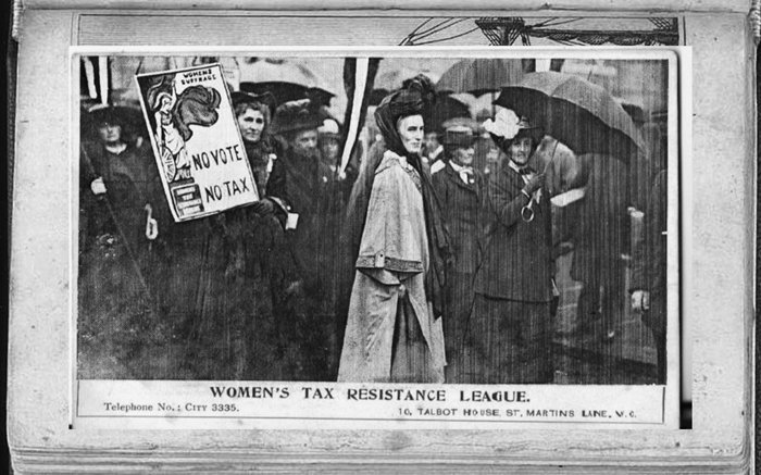 20세기 초 영국에서 여성들이 ‘투표 없인 세금 없다(No vote, No tax)’라고 쓰인 피켓을 들고 참정권을 요구하고 있다. [세종서적]