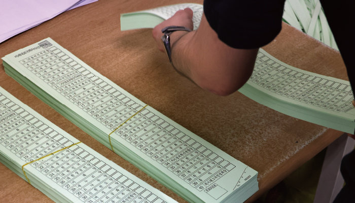 4월 1일 경기 안양시 동안구 한 인쇄업체에서 직원들이 인쇄된 제22대 총선 투표용지를 분류하고 있다. [뉴스1]