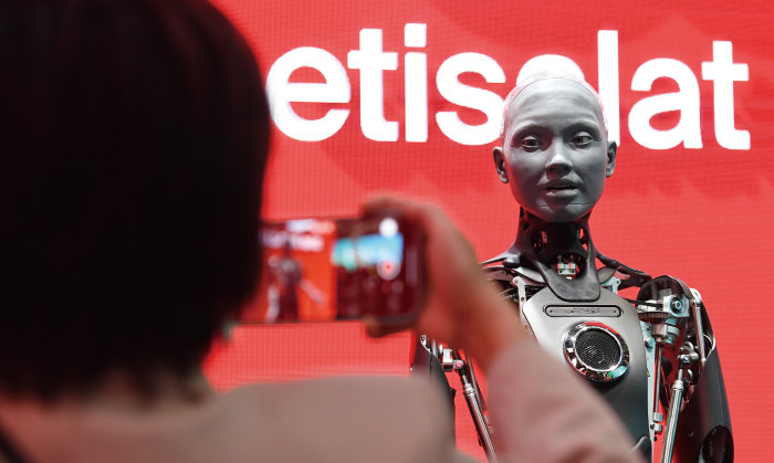 ‘모바일 월드 콩그레스(MWC) 2024’가 열린 2월 28일(현지 시간) 스페인 바르셀로나 피라 그란 비아 전시장을 찾은 관람객들이 E&의 인공지능(AI) 휴머노이드 로봇 ‘아메카’를 관람하고 있다. [바르셀로나=사진공동취재단]