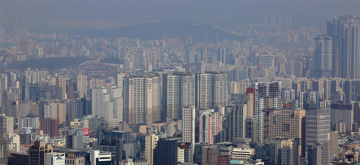 지난해 5월을 기점으로 서울 아파트값이 상승 전환했다. 사진은 3월 14일 서울 남산에서 바라본 시내 전경. [뉴스1]