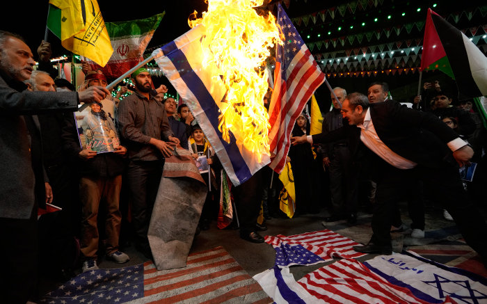 4월 1일 이란 수도 테헤란 도심에서 시민들이 이스라엘의 이란 영사관 공습을 규탄하며 미국과 이스라엘 국기를 불태우거나 발로 짓밟고 있다. [AP뉴시스]