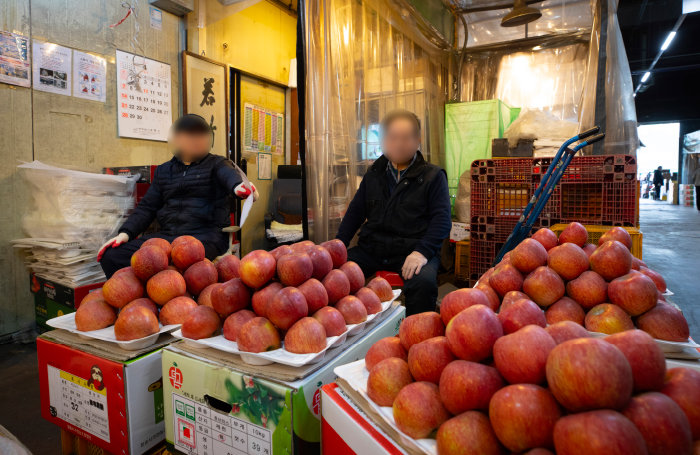 4월 4일 서울 송파구 가락농수산물종합도매시장에서 상인들이 사과를 판매하고 있다. [지호영 기자]