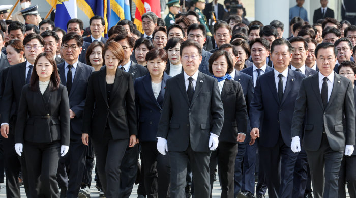 4월 12일 이재명 더불어민주당 대표(가운데)가 22대 총선 당선인들과 서울 동작구 서울현충원을 참배하기 위해 이동하고 있다. [뉴스1]