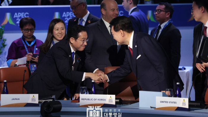 지난해 11월 17일 미국 샌프란시스코 모스코니센터에서 열린 아시아태평양경제협력체(APEC) 정상회의에서 윤석열 대통령(오른쪽)이 기시다 후미오 일본 총리와 악수하고 있다. [뉴스1]