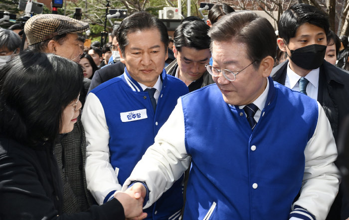 이재명 더불어민주당 대표가 3월 18일 서울 마포구 경의선숲길과 백범로 일대를 돌며 시민들에게 정청래(마포을) 후보의 지지를 호소하고 있다. [공동취재사진]