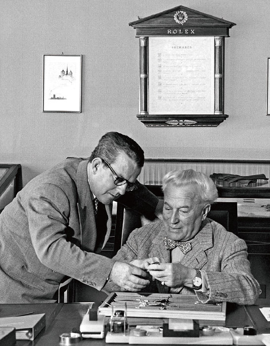 1953년 말 제네바 본사 사무실에서 호주의 최초 롤렉스 대리점주와 함께 시계를 검토하는 창업자 한스 빌스도르프(오른쪽). [롤렉스]
