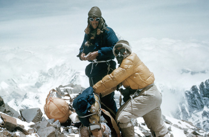 1953년 5월 29일 세계적 산악인 에드먼드 힐러리와 텐징 노르게이(오른쪽)가 ‘오이스터 퍼페츄얼’ 시계를 착용하고 에베레스트 등반에 성공한 후 흐믓해하고 있다. [롤렉스]