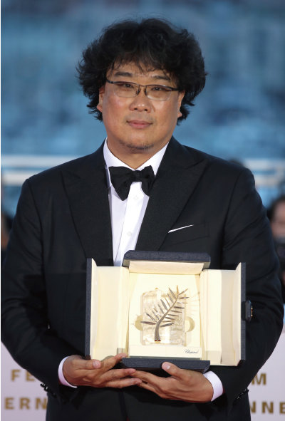 봉준호 감독의 ‘기생충’은 2019년 5월 칸국제영화제에서 ‘황금종려상’을 만장일치로 수상했다. [뉴시스]