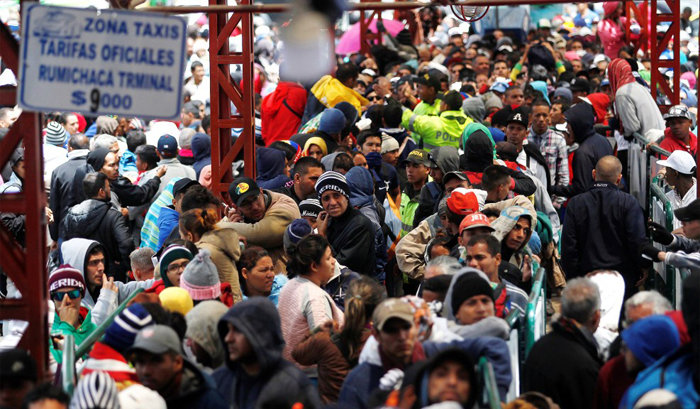 2018년 8월 14일 경제난으로 베네수엘라를 탈출한 베네수엘라 국민들이 에콰도르에 들어가기 위해 루미차카 다리 앞에서 입국 수속을 기다리고 있다. [동아DB]