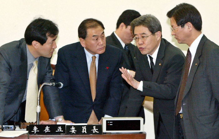 2004년 1월 13일 당시 국회 정치개혁특별위원회 이재오 위원장(왼쪽에서 두 번째)이 오세훈(왼쪽) 함승희(왼쪽에서 세 번째) 천정배(오른쪽) 의원 등 각 당 정개특위 간사와 정개특위 일정을 협의하고 있다. [동아DB]