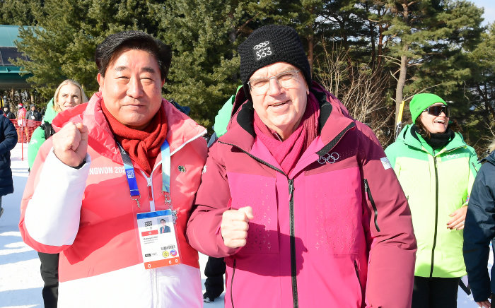  2024 동계청소년올림픽 때 바흐 IOC위원장(오른쪽)과 함께한 김명기 횡성군수. [횡성군청]