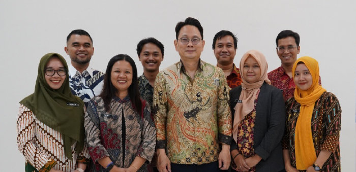 방경만 KT&G 대표이사 사장(앞줄 가운데)이 4월 26일 인도네시아 현지 채용인 간담회에 참석해 현지 직원들과 기념사진을 촬영하고 있다. [KT&G]