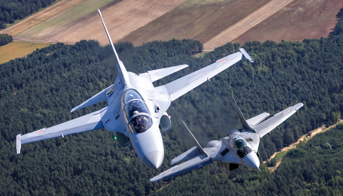 2023년 8월 폴란드 라돔에어쇼 참가를 위해  FA-50GF(위)와 MIG-29(아래)가 임무 교대 비행을 하고 있다. [KAI]