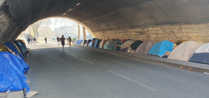 프랑스 파리 센강의 한 다리 밑에 노숙인들이 텐트를 줄지어 설치해 두고 있다. 센강을 걷다 보면 노숙인들이 버린 생활 쓰레기나 방뇨 흔적을 종종 발견하게 된다. [조은아]