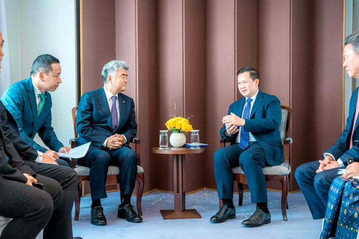 정원주 대우건설 회장(가운데 왼쪽)이 5월 17일 훈 마넷 캄보디아 총리를 예방했다. [대우건설]