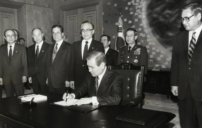 1992년 2월 17일 청와대에서 노태우 당시 대통령이 ‘남북합의서’와 ‘비핵화 공동선언’에 서명하고 있다. [동아DB]