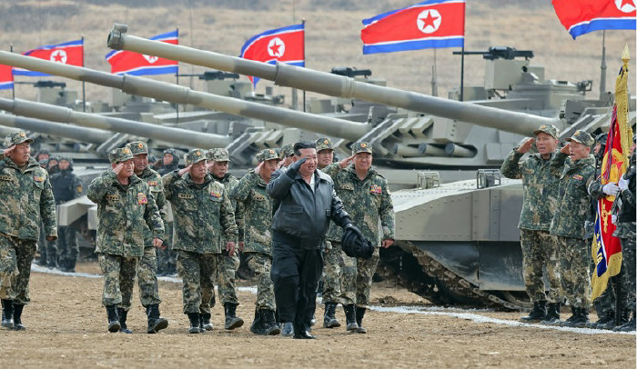 3월 13일 김정은 노동당 총비서가 탱크병 대 연합부대 간 대항 훈련 경기에 참석해 장병들과 인사를 나누고 있다. [뉴스1]