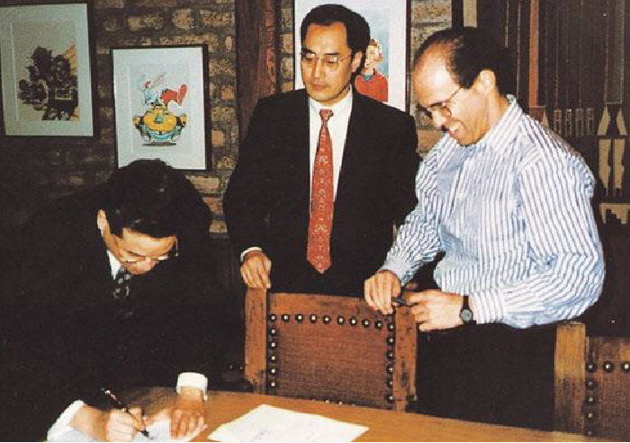 1995년 이재현 CJ그룹 회장(당시 제일제당 상무)이 드림웍스SKG와 투자 계약을 체결하고 있다. [CJ그룹]