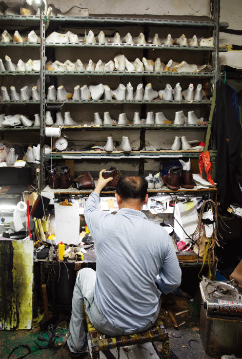 장인이 수제 신발을 제작하고 있다.