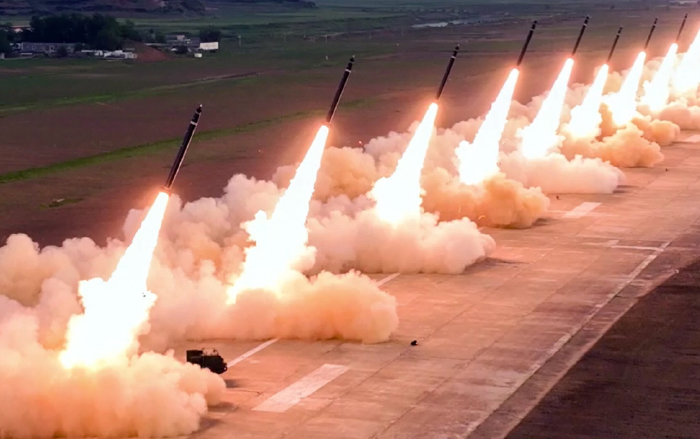 5월 30일 북한이 600㎜ 초대형 방사포(KN-25) 18문의 동시 사격을 실시했다. [뉴시스]