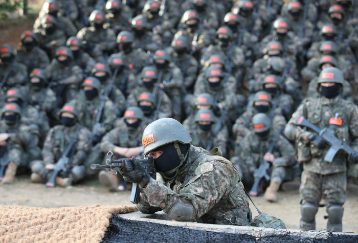 2023년 12월 7일 충남 논산시 육군훈련소 각개전투훈련장에서 훈련병들이 훈련을 받고 있다. [뉴스1]