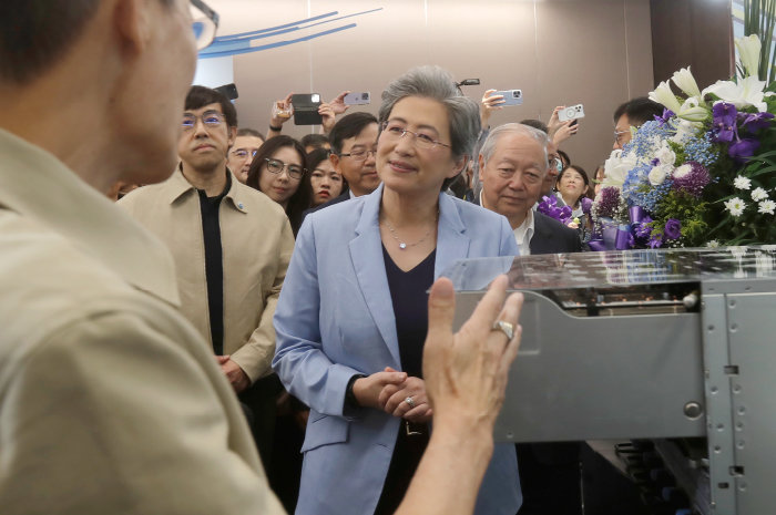 6월 4일 대만 타이베이 난강전시관에서 열린 ‘컴퓨텍스 2024’에 자사 AMD 부스를 방문한 리사 수 CEO. [AP=뉴시스]