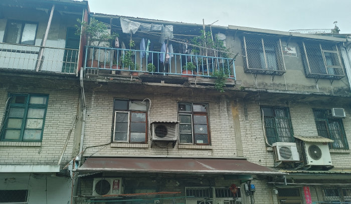 비가 많이 오고 습한 대만 타이베이는 건물에 곰팡이가 생기는 경우가 흔하다. 이 때문에 타일을 많이 붙인다. 사진은 6월 초 대만 거리의 한 일반 가정집. 이곳도 건물에 곰팡이가 피어 일부분 타일을 붙였다. [타이베이=김형민 기자]