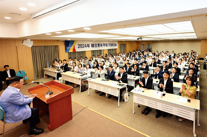 5월 중순 일본 청년 100명이 한일청년교류회에 참석하기 위해 방한했다. 제주에서 열린 한일청년평화포럼에서 권철현 전 주일대사가 강연하고 있다. [SGI]