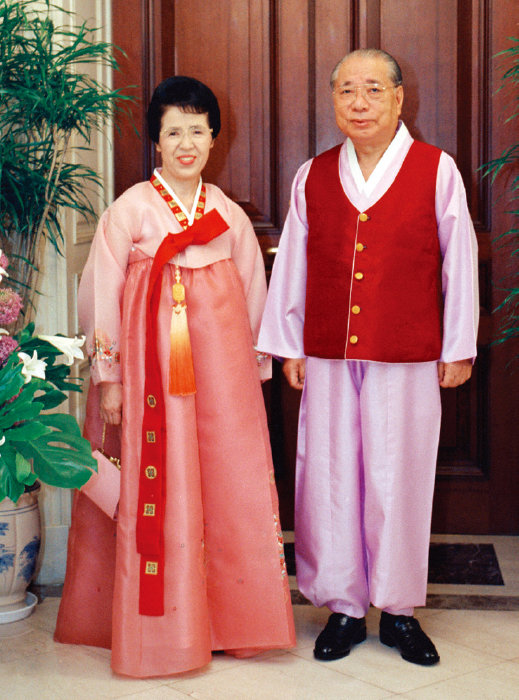 1998년 5월 서울에서 한복을 입고 사진을 찍은 이케다 다이사쿠 국제창가학회(SGI) 회장과 부인 가네코 여사. [SGI]