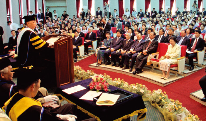 1999년 5월 17일 제주대에서 이케다 다이사쿠 SGI 회장에 대한 명예문학박사 학위 수여식이 열렸다. [SGI]