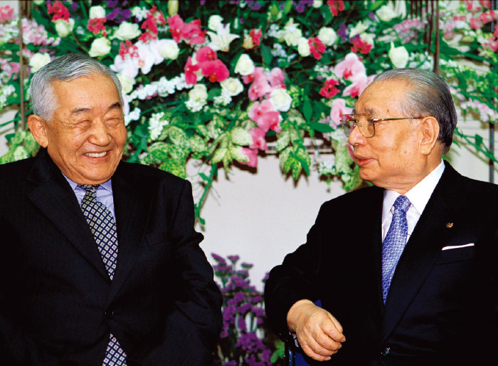 이케다 다이사쿠 회장과 조문부 제주대 총장이 2005년 4월 도쿄에서 7번째 대담을 진행할 때의 모습. [SGI]
