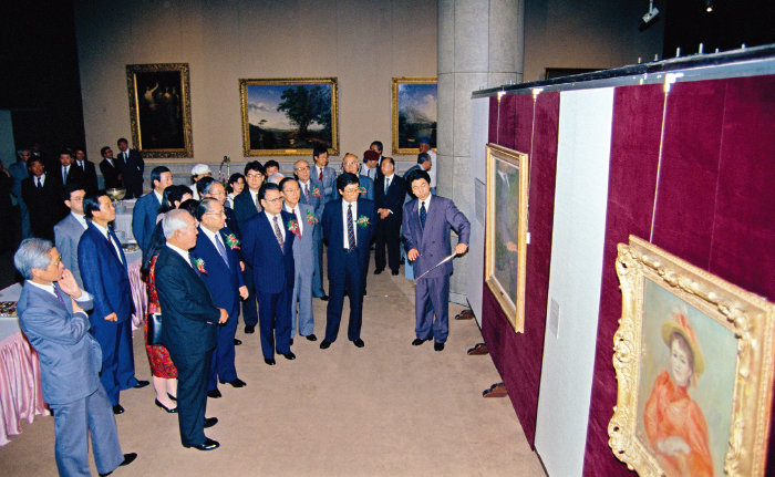1990년 9월 22일 서울 호암갤러리에서 ‘서양회화명품전’이 개막했다. 이케다 다이사쿠 회장은 도쿄후지미술 관 창립자 자격으로 개막식에 참석해 “귀국은 일본 문화의 대은인입니다”라고 말했다. [SGI]