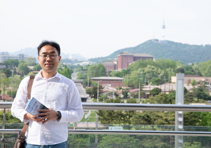 ‘용산 미군기지와 도시산책’ 저자이자 자칭 ‘용산 김씨’ 김홍렬. 도시공학박사, 건축기사, 자연생태복원기사라는 다양한 타이틀을 갖고 있지만 그가 해온 모든 공부는 ‘용산’으로 통한다. 20세기가 ‘공장의 시대’라면 21세기는 ‘공원의 시대’라는 비전을 갖고 있다. 2016~2022년 서울시 도시계획국에서 용산공원 업무를 담당했고 한국내셔널트러스트 이사, 세계유산도시기구 아태사무처 청년위원을 역임했다. 현재 YONGSAN_ZIP 연구모임 간사로 활동하며 올해 국가건축정책위원회 자문위원으로 위촉됐다. [지호영 기자]