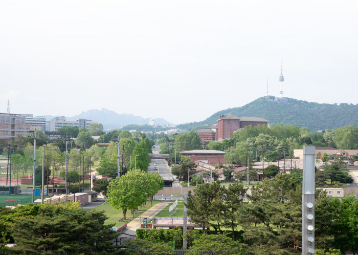 국립중앙박물관에서 바라본 용산 미군기지 전경. 오른쪽에 남산이 성큼 다가와 있고 중앙 미8군도로 북쪽 끝으로 북악산(백악산)이 보인다. [지호영 기자]