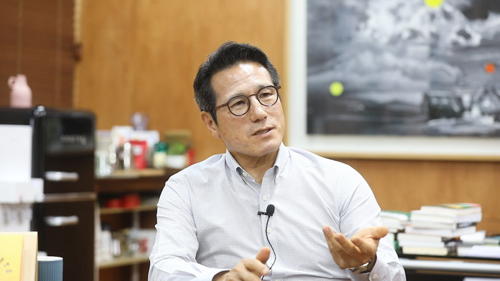 9일 정병국 한국문화예술위원회 위원장이 ‘신동아’와 인터뷰하고 있다. [지호영 기자]