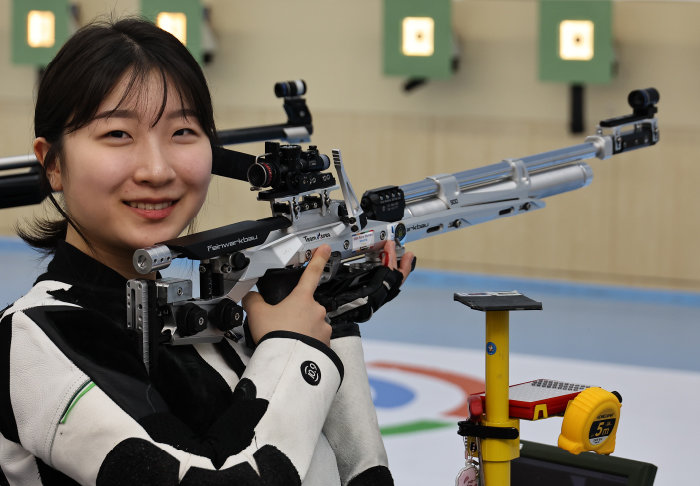 5월 27일 충북 진천군 진천선수촌에서 열린 파리 올림픽 사격 국가대표 미디어데이에서 10m 공기소총 반효진이 훈련 도중 카메라를 보며 활짝 웃고 있다. [동아DB]