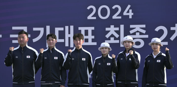 2024 파리 올림픽을 포함한 2024년 주요 국제대회에 출전할 대한민국 양궁 국가대표 최종 엔트리에 선출된 김우진과 이우석, 김제덕, 전훈영, 임시현, 남수현(왼쪽부터)이 4월 11일 경북 예천시 진호국제양궁장에서 2024 양궁 국가대표 최종 2차 평가전을 마친 뒤 포즈를 취하고 있다. [뉴스1]