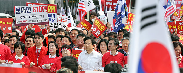 2019년 4월 27일 황교안 당시 자유한국당 대표(가운데 흰옷)와 참석자들이 서울 종로구 세종문화회관 앞에서 열린 ‘문재인 정권 국정운영 규탄 2차 장외집회’를 마치고 청와대 방향으로 행진하고 있다. [뉴스1]